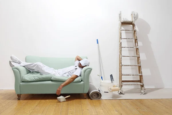 Έννοια πολύ κουρασμένος εργάτης, ζωγράφος άνθρωπος κοιμάται στον καναπέ — Φωτογραφία Αρχείου