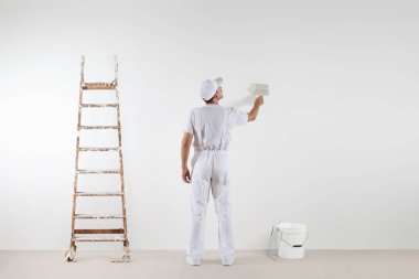 Dikiz ressam adam arıyor ve boş duvar boyama