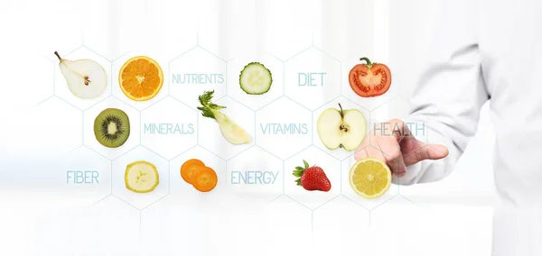 Concept d'alimentation saine, La main du nutritionniste médecin pointant du doigt les fruits — Photo