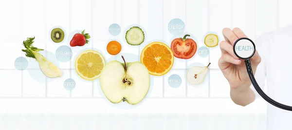 健康食品のコンセプト、果実を指している栄養士医師の手 — ストック写真