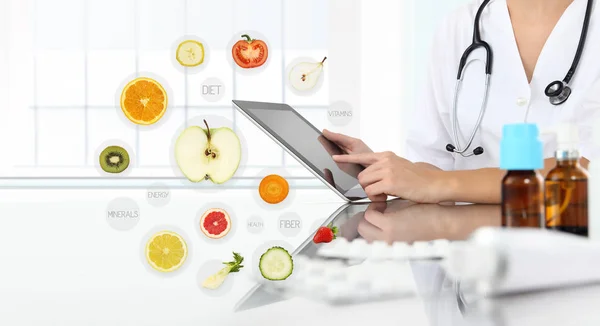 健康食品サプリメント コンセプト、栄養士医師の手 — ストック写真