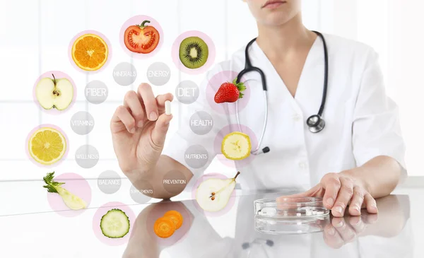 Concepto de suplementos alimenticios saludables, Mano del médico nutricionista — Foto de Stock