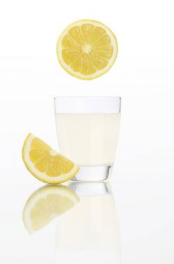 cam beyaz arka plan üzerinde izole limon suyu