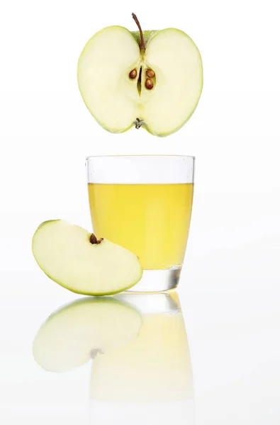 Succo di mela in vetro isolato su fondo bianco — Foto Stock