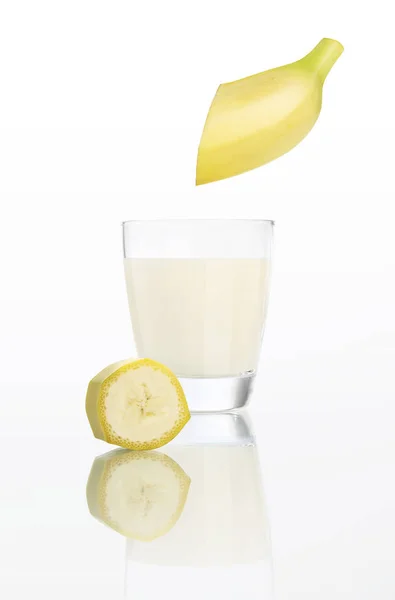 香蕉汁在孤立的白色背景上的玻璃 — 图库照片