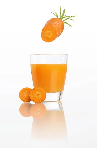 胡萝卜汁中孤立在白色背景上的玻璃 — 图库照片