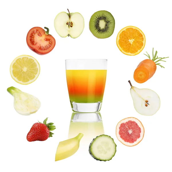 Концепция сбалансированного питания. коктейль бокал с фруктами и овощами — стоковое фото