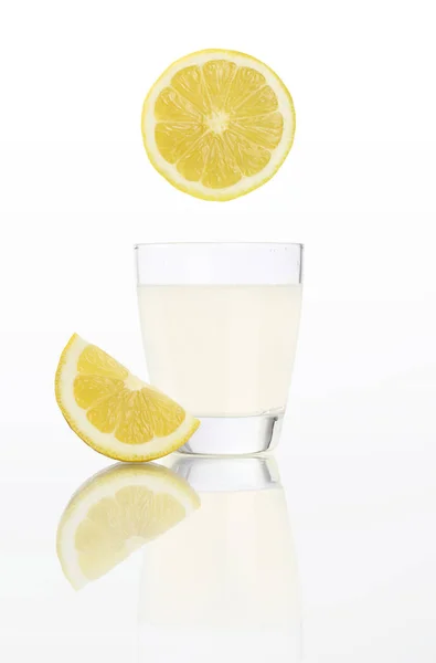 Suco de limão em vidro isolado no fundo branco — Fotografia de Stock
