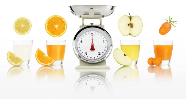 均衡的饮食概念。体重秤和果汁中的玻璃我 — 图库照片