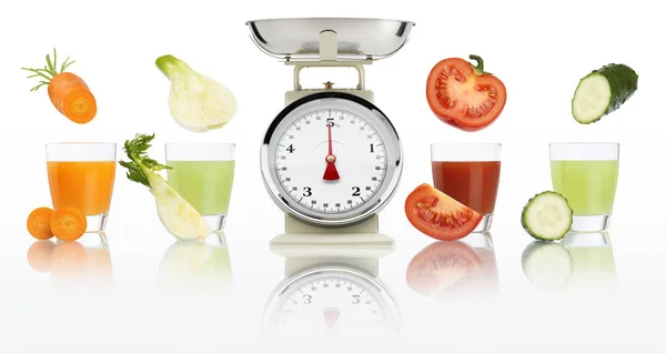 Balanced diet concept. weight scales and Vegetable juices in gla — Stock Photo, Image