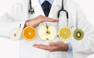 sağlıklı gıda diyet kavramı, bir beslenme uzmanı doktor fru ile eller