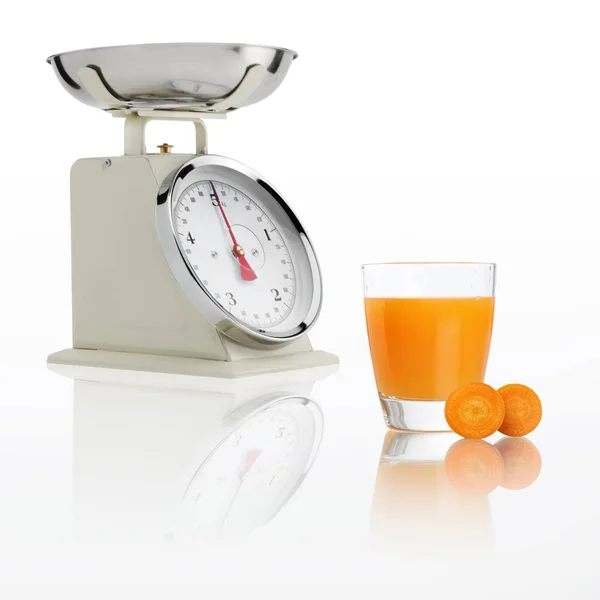 Escala de peso con vaso de jugo de zanahoria aislado sobre fondo blanco, concepto de dieta equilibrada — Foto de Stock