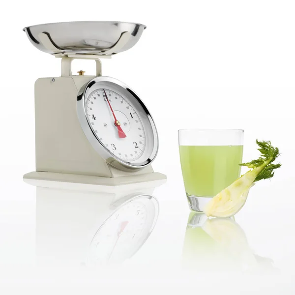 Bilancia di peso con bicchiere di succo di finocchio isolato su sfondo bianco, Concetto di dieta equilibrata — Foto Stock