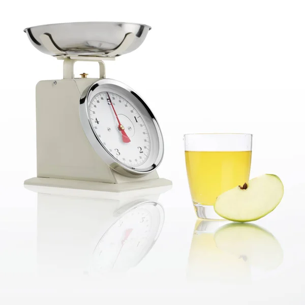 Weight scale with apple juice glass isolated on white background, Balanced diet concept — Stock Photo, Image