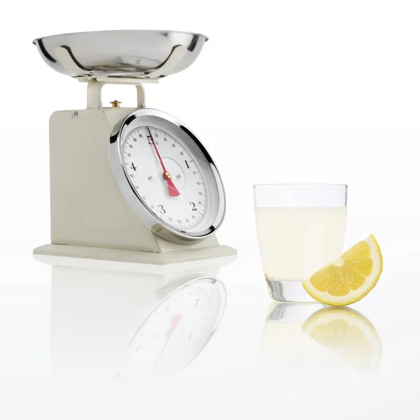 Scara de greutate cu sticlă de suc de lămâie izolată pe fundal alb, Conceptul de dietă echilibrată — Fotografie, imagine de stoc