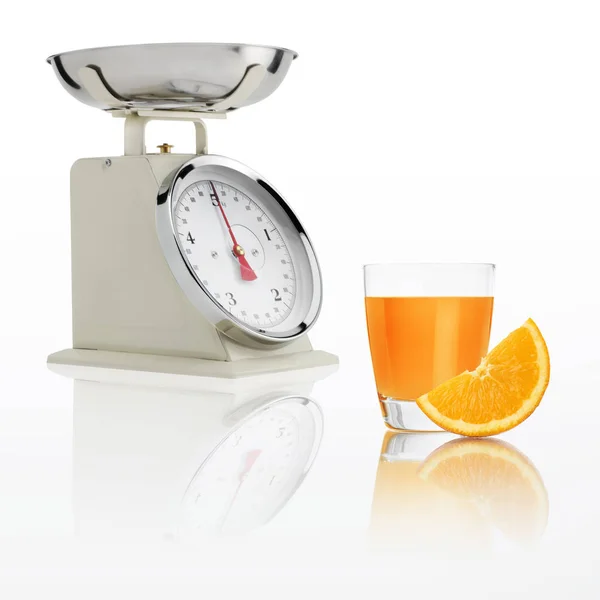 Weight scale with orange juice glass isolated on white background, Balanced diet concept — Stock Photo, Image