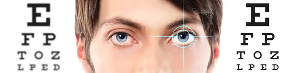 Olhos perto no gráfico de teste visual, visão e exame ocular — Fotografia de Stock