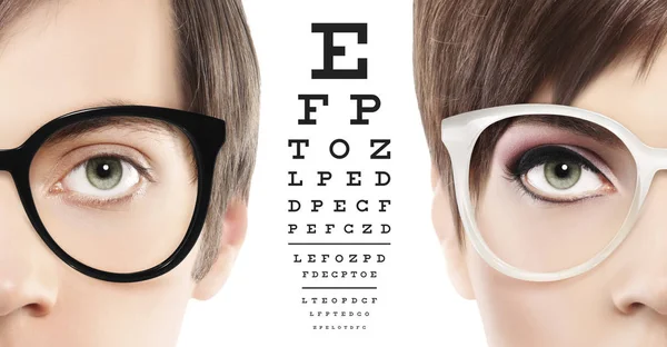 Очі і окуляри крупним планом на візуальній тестовій діаграмі, зір і — стокове фото