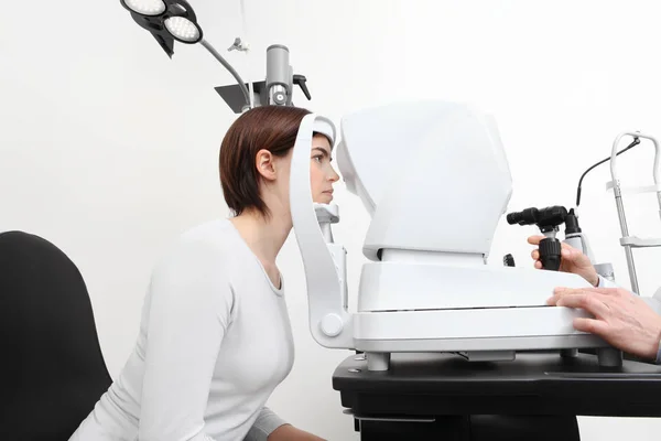 Mujer haciendo medición de la vista con óptico lámpara de hendidura —  Fotos de Stock