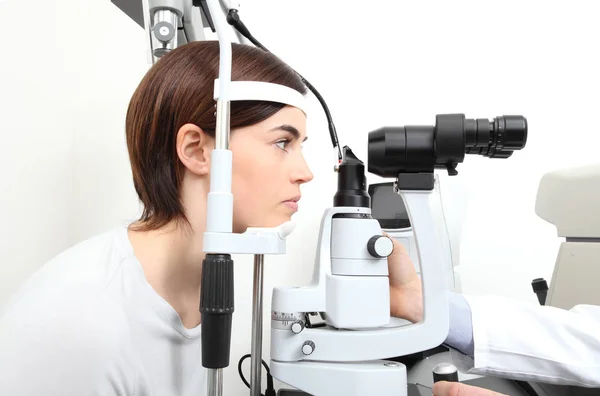 Kvinnan gör syn mätning med optiker spaltlampan Stockbild