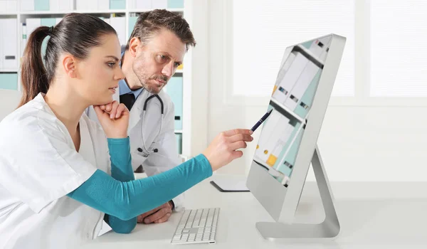 Doctors use the computer, concept of medical consulting — Stock Photo, Image