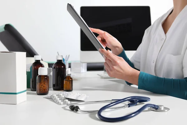 デジタル タブレットを使用して手の医者は医療でデスク クローズ アップ — ストック写真