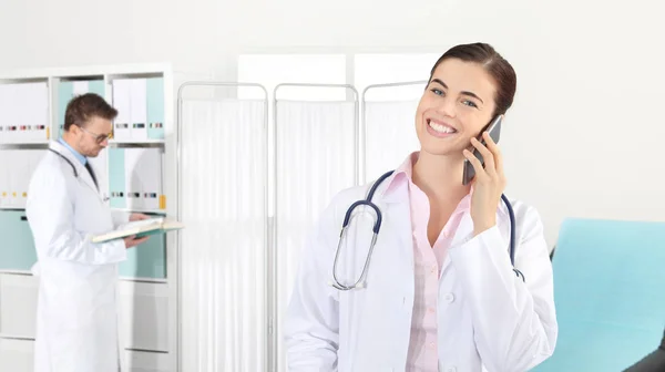 Médico sorrindo ao telefone, conceito de trabalhador médico — Fotografia de Stock