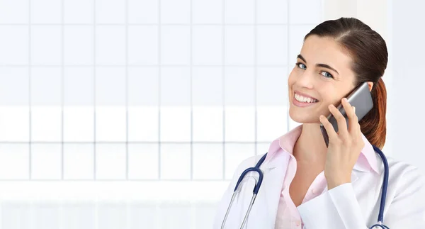 Femme souriante Docteur parle au téléphone portable, concept de medica — Photo