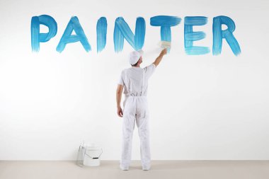 ressam adam mavi ressam metin çizme boya fırçası ile izole