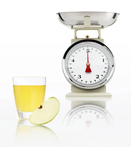 Escala de alimentos con vaso de zumo de manzana aislado sobre fondo blanco , — Foto de Stock