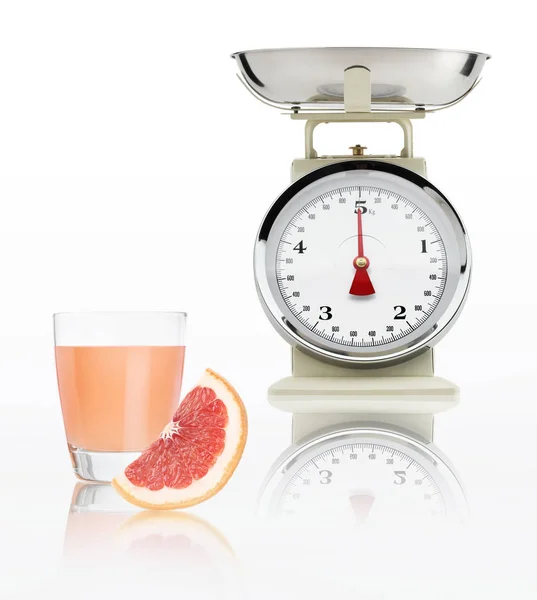 Харчова шкала з склянкою соку грейпфрута ізольована на білому фоні — стокове фото