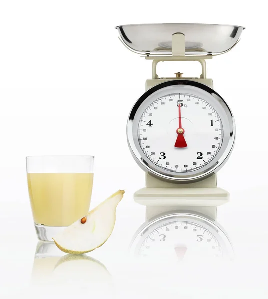 Escala de alimentos con vidrio de jugo de pera aislado sobre fondo blanco, B — Foto de Stock