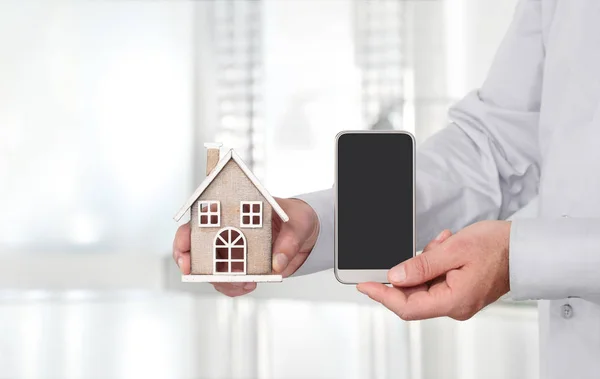 집과 스마트 휴대 전화 모바일, 광고 컨셉과 손 — 스톡 사진