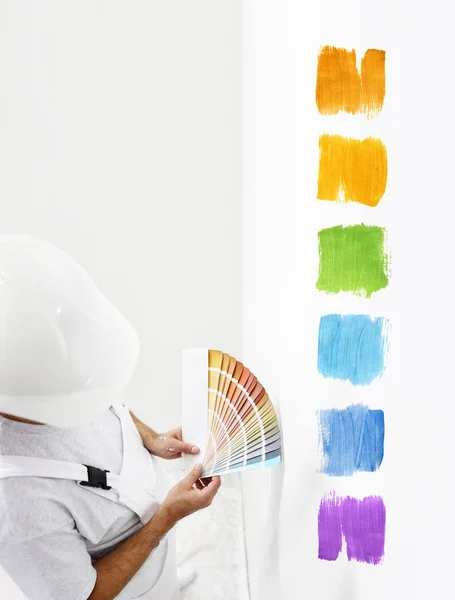 Художник человек с цветными образцами в руке, выбор цветов с — стоковое фото