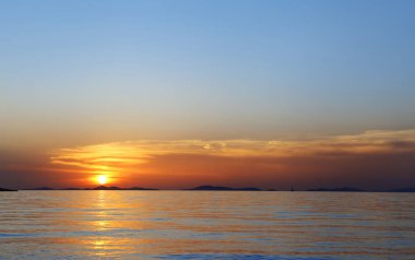 Denizde kızıl gün batımı