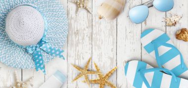 Yaz plaj aksesuarları üstten görünüm ahşap beyaz zemin üzerine,