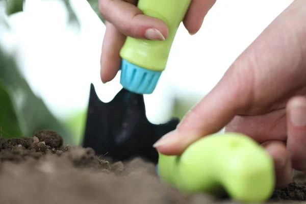 Tangan dengan alat-alat kerja tanah di kebun menutup — Stok Foto