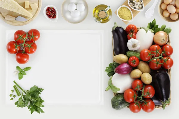 Concepto de alimentación saludable con verduras frescas y ingredientes de cocina —  Fotos de Stock