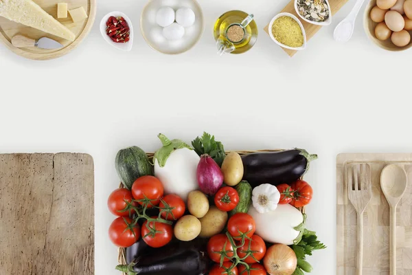 Concepto de alimentación saludable con verduras frescas y ingredientes de cocina —  Fotos de Stock