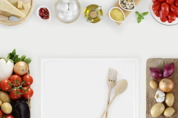 Concepto de alimentación saludable con verduras frescas y ingredientes de cocina —  Fotos de Stock