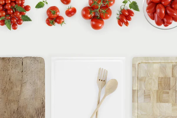 Concepto de alimentación saludable con muchos tomates frescos y jabalí de corte —  Fotos de Stock