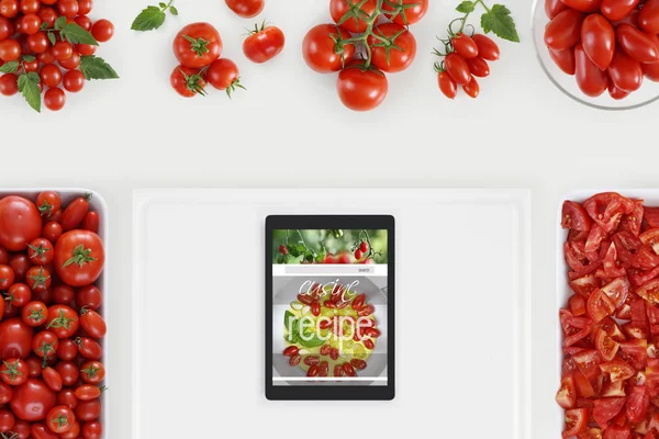 Concepto de alimentación saludable muchos tomates frescos y tabletas digitales en —  Fotos de Stock