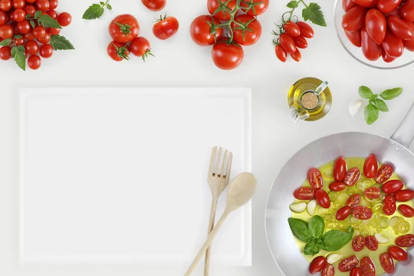 Concepto de alimentación saludable muchos tomates frescos y macetas redondas de metal —  Fotos de Stock