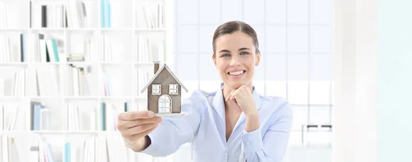 Home concept donna sorridente che mostra casa modello, immobiliare e — Foto Stock