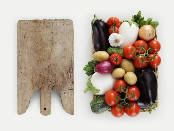 Concept de saine alimentation avec légumes frais et coupe de bois — Photo