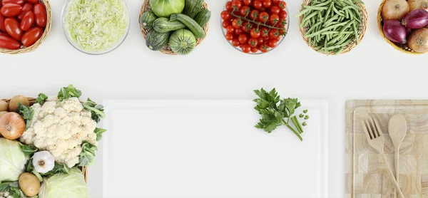 Concepto de alimentación saludable con verduras frescas y ingredientes de cocina —  Fotos de Stock