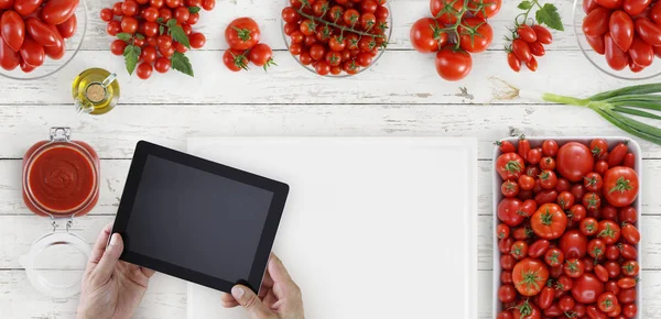 Dijital tablet toma ile beyaz kesme tahtası üzerinde elleriyle