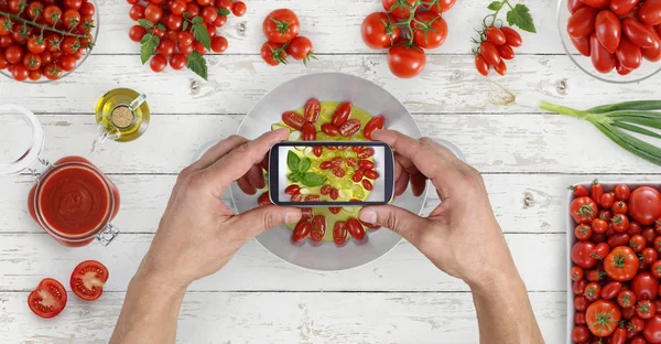 Руки фотографують їжу зі смартфоном зверху соусу — стокове фото