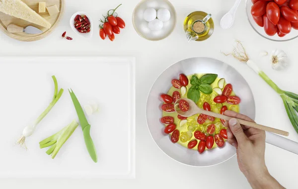 Hand kochen braten und Tomatensauce über Topf mit Schnittlauch mischen — Stockfoto