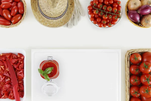 Salsa de tomate comida por encima del concepto con muchos tomates frescos y cortar —  Fotos de Stock
